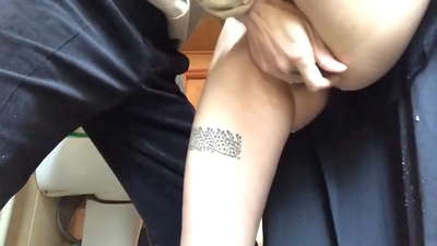 શાળાના બાથરૂમમાં સ્ક્વિર્ટ, એક વાસ્તવિક ઉગ્ર ઉત્તેજનાનો અતિરેક - મારા શિક્ષકે શ્રેષ્ઠ પ્રયાસ કર્યો