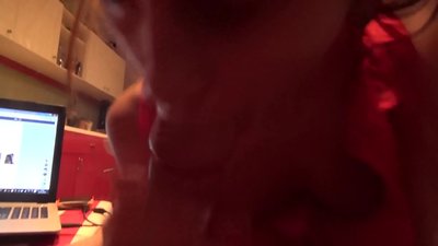 ઘરે કોઈ ન હોય ત્યારે શાળાની છોકરી તેના ભાઈની ડિક ચૂસે છે